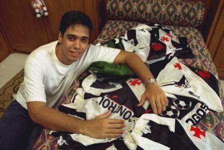 Euriquinho, em 1998, com sua coleo de camisas do Vasco