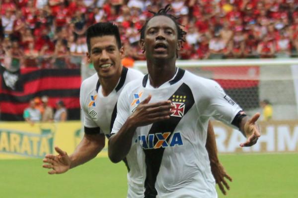 Andrezinho e Julio dos Santos comemora um dos gols contra o Flamengo
