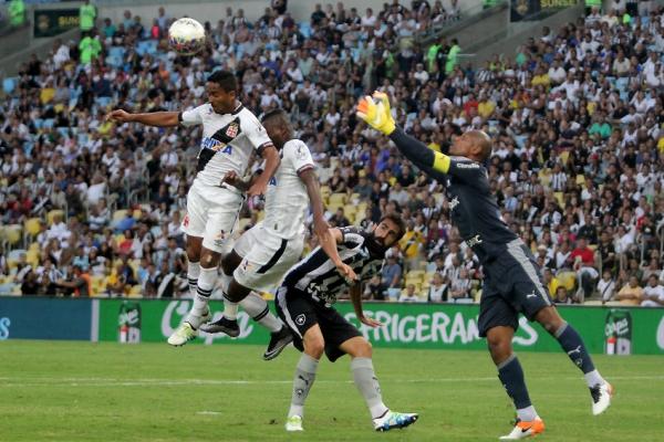 Jorge Henrique se antecipa a Jfferson para marcar o gol da vitria no 1 jogo da final