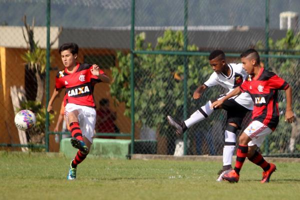 Rayan chuta para marcar contra o Flamengo na final do Metropolitano sub-11