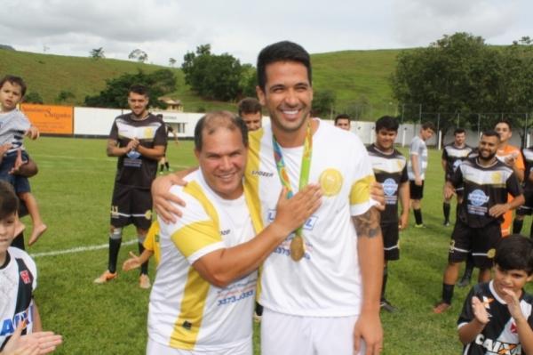 Geovani Silva, ex-Vasco, e Luan, zagueiro cruzmaltino, participam de jogo beneficente