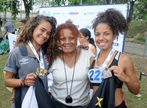 Emelly Nicole (ouro nos 1000m), a coordenadora tcnica de atletismo Solange Chagas e Ester Figueira (prata nos 1000m) brilharam no Intercolegial