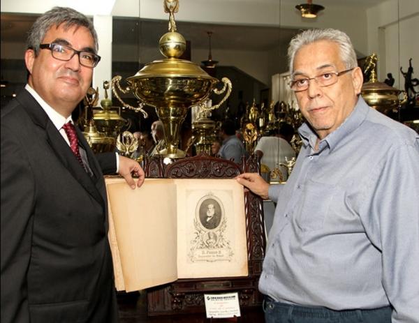 O presidente da APAM, Manuel Beninger, e o presidente Eurico Miranda com a edio do livro Os Lusadas
