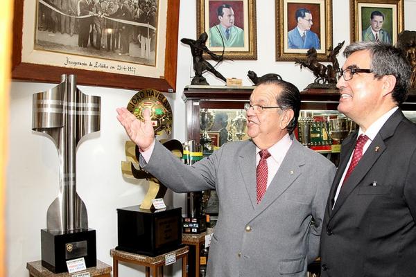 O presidente do Conselho de Benemritos, Nelson de Souza mostra os trofus a Manuel Beninger