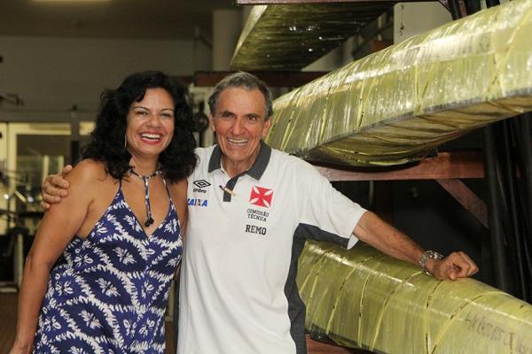 Gracilia, diretora de Remo, e Antnio Lopes, vice-presidente do Remo, vibram com a nova flotilha