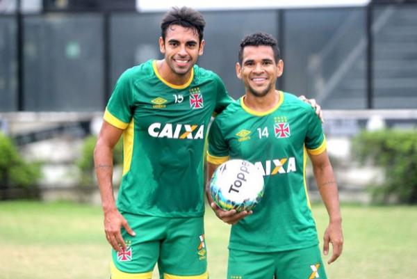 No dia 19 de julho, Jnior Dutra (esq) e derson (dir) foram anunciados como reforos para a sequncia do Brasileiro da Srie B