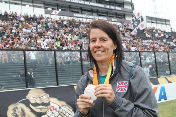 Smbolo de superao, Susana Schnarndorf mostra com orgulho medalha de prata conquistada na Rio 2016