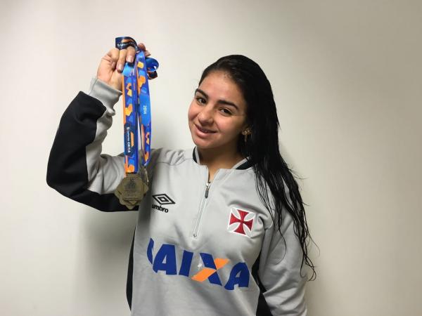 Camille Rodrigues posa com as medalhas conquistadas no Circuito Caixa Loterias de Natao