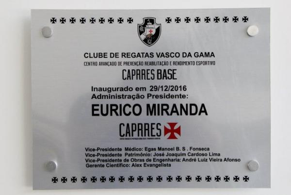 Placa destaca nome de Eurico Miranda e contm erro no nome do Vasco da Gama