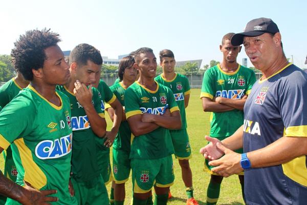Marcus Alexandre conversa com os jogadores do sub-20 no CT Almirante Heleno Nunes