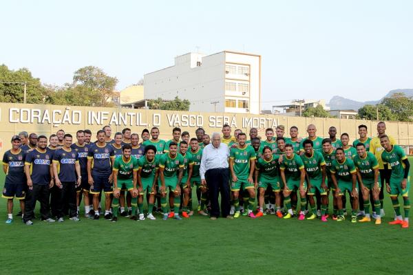 Presidente Eurico Miranda posa com os jogadores no Campo Anexo