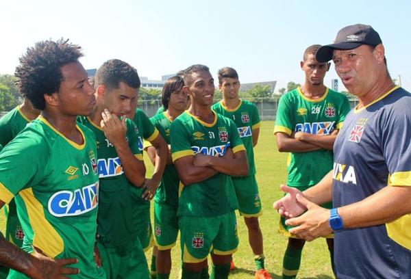 Marcus Alexandre conversa com jogadores do elenco sub-20 do Vasco