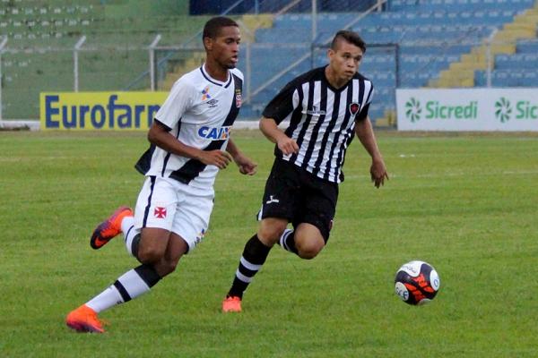 Joo Victor supera marcao do jogador do Botafogo/PB