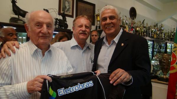 Alberto Moutinho, Manoel Moutinho e Roberto Dinamite, em foto de 2012