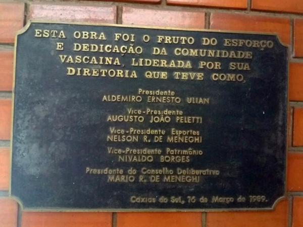 Placa na entrada do Ginsio Vasco da Gama, em Caxias do Sul