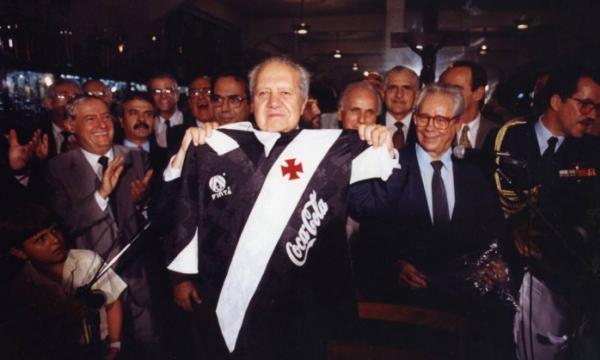 Em 1992, o presidente de Portugal, Mrio Soares, recebe camisa do Vasco da Gama durante visita ao estdio de So Janurio