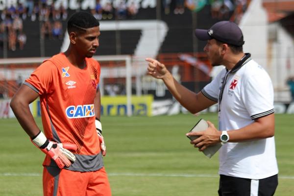 Joo Pedro recebe orientaes do treinador de goleiros Rodrigo