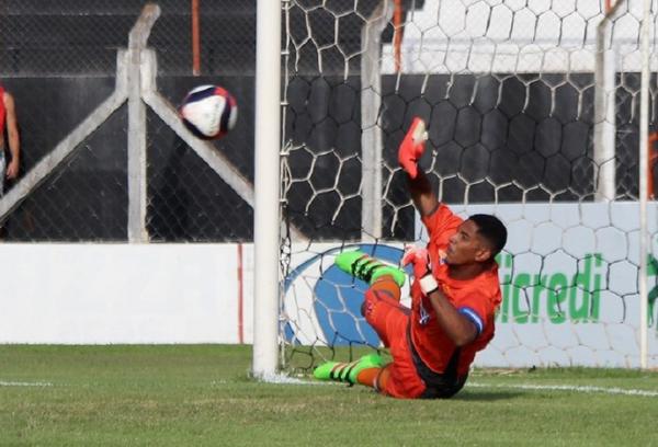 Joo Pedro tenta a defesa em disputa de pnaltis contra o Botafogo-SP