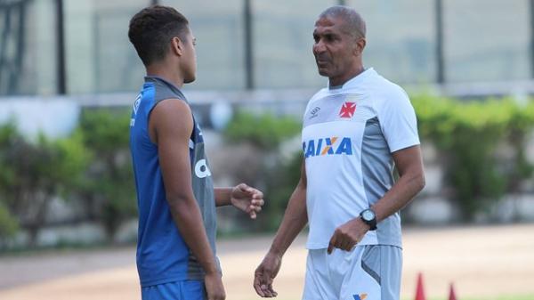 Evander conversa com o tcnico Cristvo durante treino no Vasco