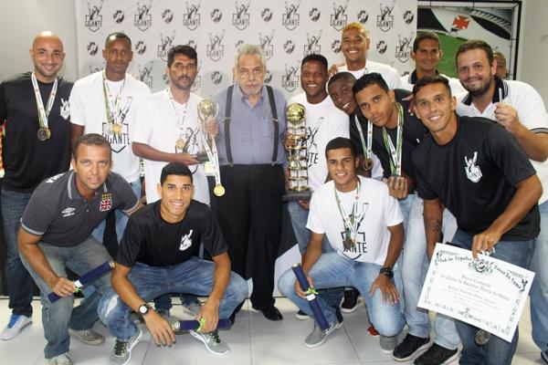 Presidente Eurico Miranda posa ao lado do campees do Beach Soccer