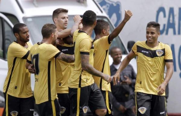 Jogadores do Tigres comemoram o segundo gol sobre o Bonsucesso