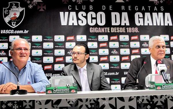 Franck Assuno (ao centro)  apresentado por Roberto Dinamite no Vasco: passagem breve