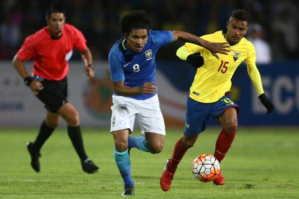 Douglas Luiz puxa ataque brasileiro contra o Equador