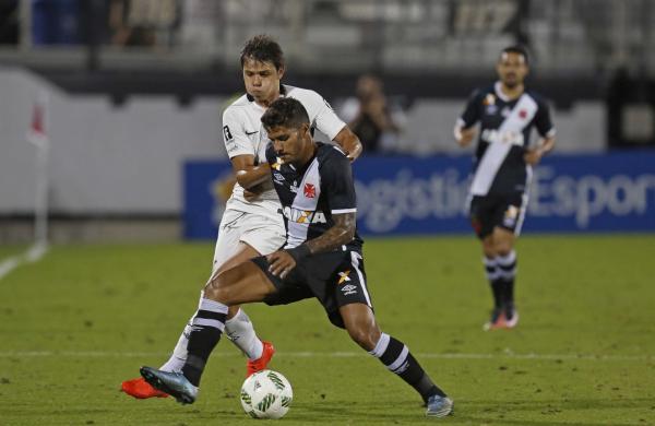 Henrique protege a bola de Romero, do Corinthians