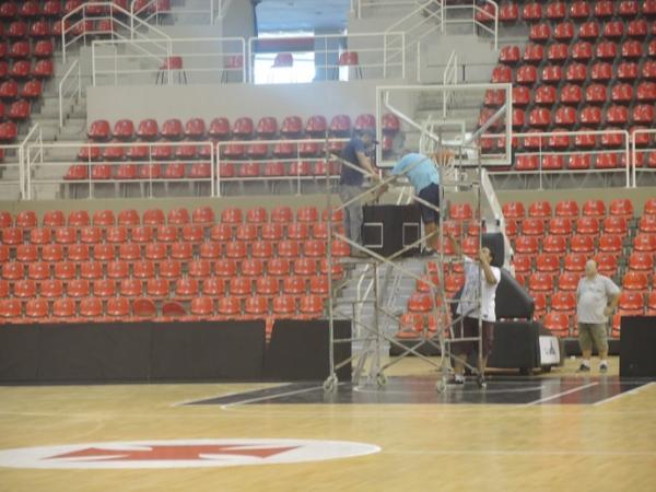 Funcionrios instalam os cronmetros de regressiva nos aros da Arena da Barra