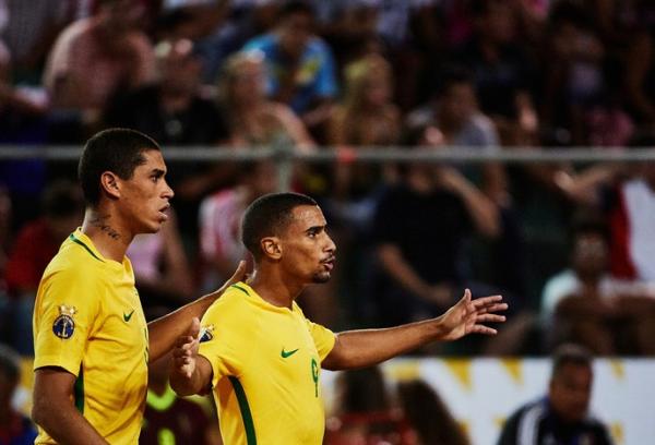 Luco e Rodrigo comemoram um dos nove gols do Brasil diante da Colmbia