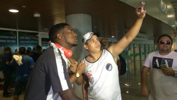 Atacante Thalles atende torcedores no aeroporto de Natal
