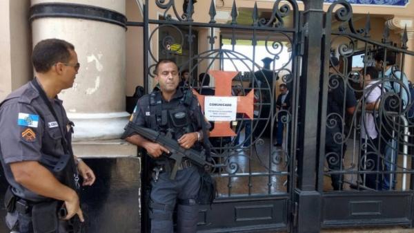 Policiais em frente  sede do Vasco, do So Janurio