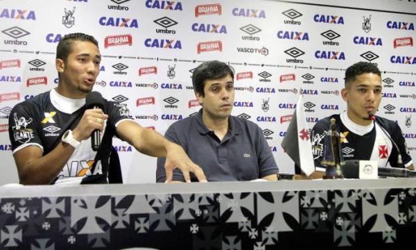 Jean,  esquerda, e Gilberto em sua apresentao oficial no Vasco, no incio de fevereiro, com Euriquinho ao centro