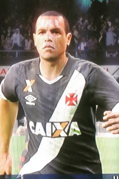 Luis Fabiano com a camisa do Vasco em jogo virtual