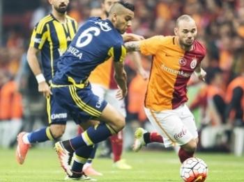 Souza marca Sneijder durante o clssico turco