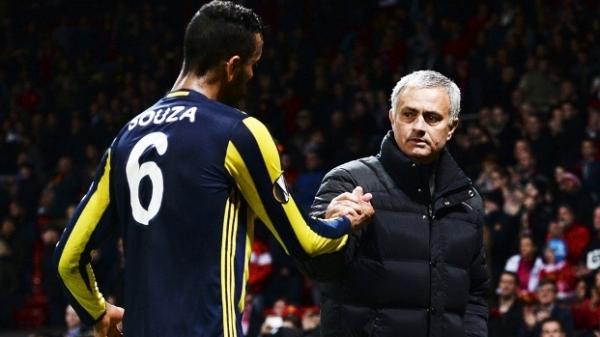 Souza  cumprimentado por Jos Mourinho aps jogo contra o Manchester United