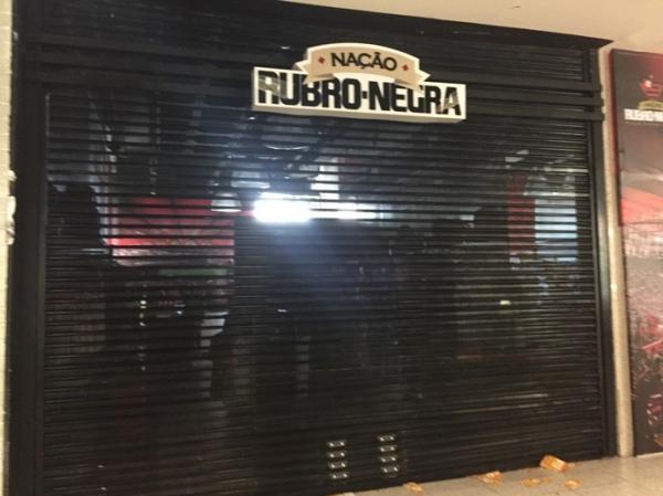 Torcedores do Vasco tentaram invadir loja do Flamengo no Santos Dumont 
