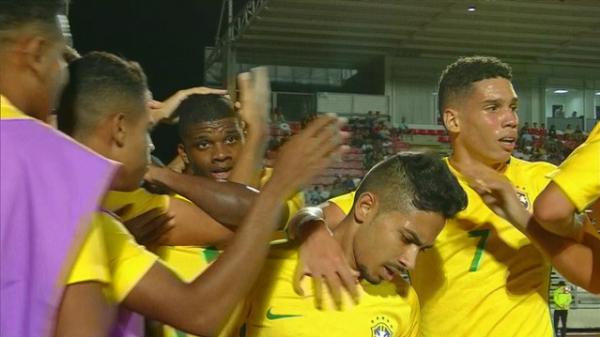 Jogadores comemoram gol de Paulinho (7)