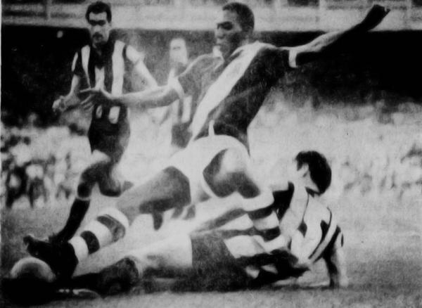Morais tenta furar a defesa uruguaia. (Jornal dos Sports - 05/03/1967)