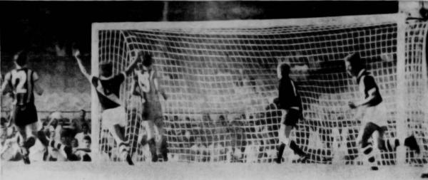 Jorge Luiz chuta na trave e Nei, aproveitando o rebote, marca o gol de empate do Vasco. (Jornal dos Sports - 05/03/1967)