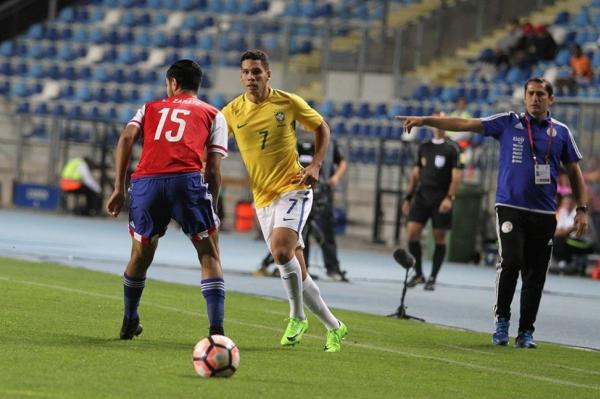 Paulinho em ao contra o Paraguai no Sul-Americano