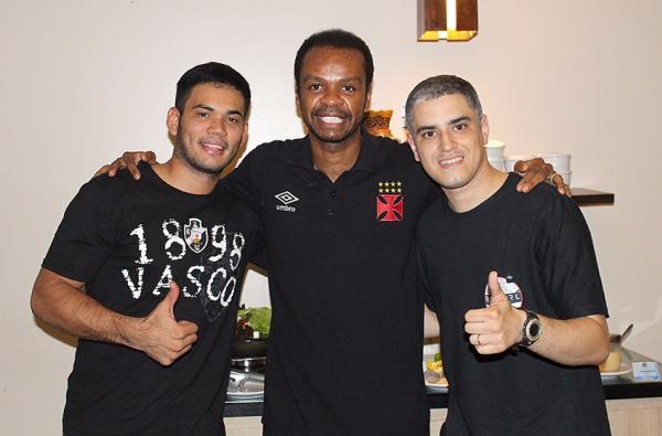 Renato Farias Cavalcanti Filho e Raphael Alves tiram foto com Nezinho