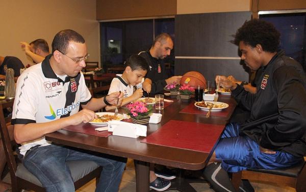 Renato Cabral janta com os atletas vascanos
