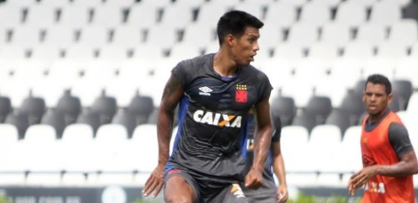 Julio dos Santos tem sido testado como zagueiro