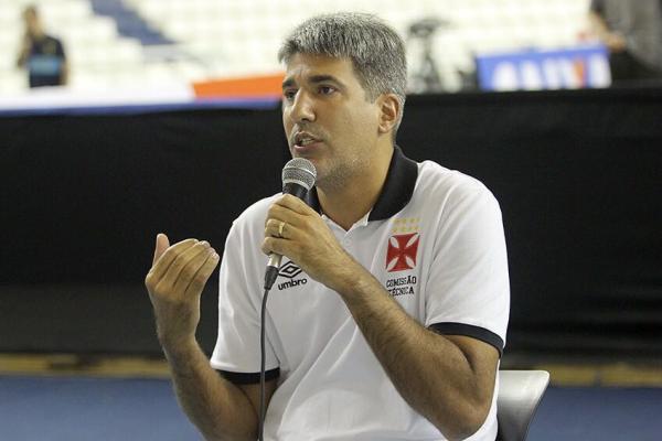 Na vspera do clssico, tcnico do Vasco deu uma palestra na Arena Amadeu Teixeira