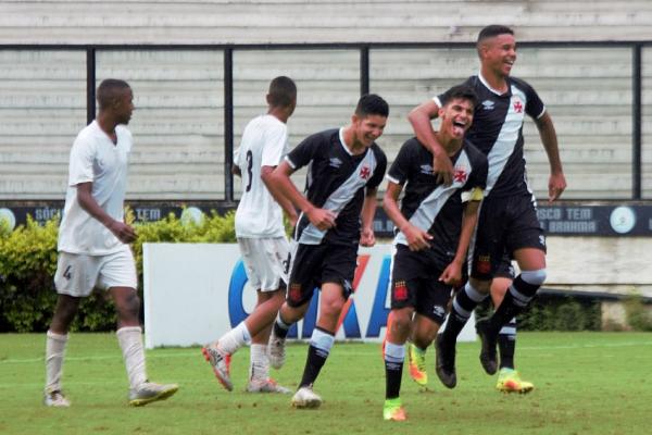 Capito Joo Vitor Souza festeja o primeiro gol da partida