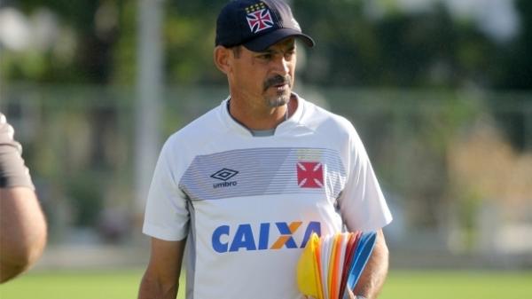 Valdir Bigode comanda treino do Vasco em preparao para o clssico contra o Botafogo