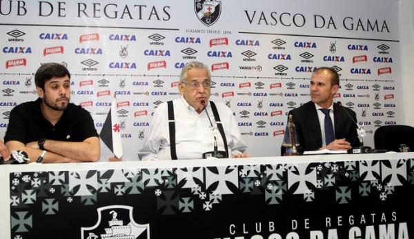 Eurico Miranda entre o filho Euriquinho, VP de futebol, e o tcnico Milton Mendes