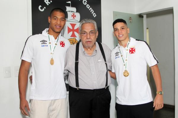 Luco e Paulinho posam ao lado do presidente Eurico Miranda