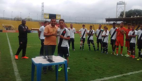 Marlon dos Santos recebe o trofu de melhor jogador da competio
